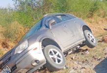 Chocan unidades dejando daños materiales y caos vial