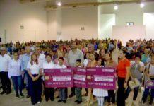 Entregan tarjetas de becas a beneficiarios en el Auditorio Municipal