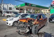 Conductor atropella a persona y golpea 15 vehículos en su huida