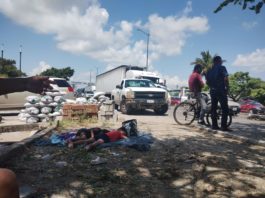 Tras 3 días sin luz vecinos de la Moscú bloquean carretera a Valles para exigir a CFE solución