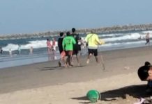 Salvavidas sacan a persona ebria del Mar