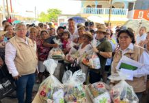 Claudio De Leija entrega apoyos alimenticios en Sector Miramapolis