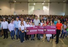 Continúa Presidente Carlos Peña Ortiz entregando Becas Municipales