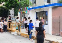 Protestan madres de familia por fallas en el servicio de energía eléctrica en la Ricardo Flores Magón