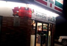 Ratero amaga con pistola a empleados para asaltar tienda comercial