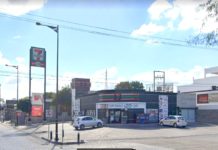 Ratero amaga con pistola a empleados para asaltar tienda y se lleva el dinero