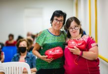 Agradecen ciudadanos entrega de aparatos auditivos