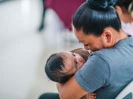 Beneficia a madres plática de lactancia materna