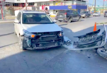 Aparatoso accidente vial deja dos lesionados, daños y coas vehicular