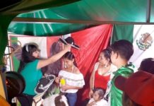 Banderitas, bigotes y mucho más tienen a la venta comerciantes para dar el Viva México