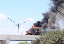 Bomberos sofocan incendio en tráiler que dejó pérdidas totales