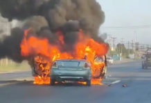 Bomberos sofocan incendio en unidad sobre carretera