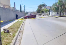 Camioneta se impacta contra poste de concreto de CFE y deja sin luz a colonias
