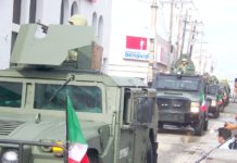 Desfilan Militares y ciudadanos los ovacionan con aplausos y vivas