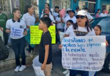 Padres de familia y alumnos marchan a favor de maestros