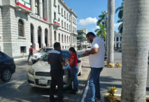 Taxista presuntamente le avienta el carro a un tránsito e intenta huir