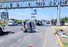 Impacta tráiler a unidad y vuelca sobre libramiento a Monterrey