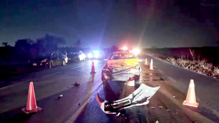 Taxi se impacta contra vaca y deja cuantiosos daños materiales (4)