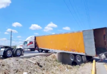 Tráiler por poco se vuelca sobre libramiento a Monterrey