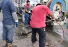 Extrae COMAPA llantas y otros desechos de la red de drenaje