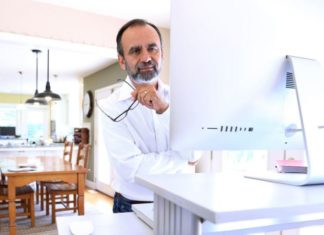 ¿Parados o sentados? Cuál es la mejor forma de trabajar en tu escritorio para tu salud