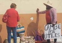 Padre intercambia artesanías por útiles para su hijo; redes buscan ayudarlo