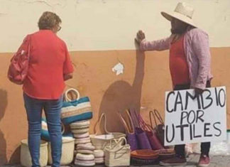 Padre intercambia artesanías por útiles para su hijo; redes buscan ayudarlo