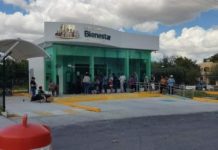 Brindan a personas de la tercera edad servicio de ambulancia en el Banco del Bienestar