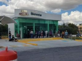 Brindan a personas de la tercera edad servicio de ambulancia en el Banco del Bienestar
