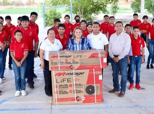 Entregan minisplit a escuela Isaac López Luna del Poblado Rancherías