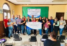 Jóvenes reciben becas municipales para continuar sus estudios