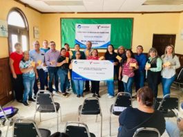 Jóvenes reciben becas municipales para continuar sus estudios
