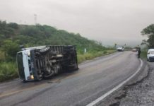 Vuelca camión en carretera Victoria-Monterrey