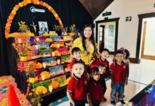 Alumnos de los jardines visitan altar de muertos en Presidencia Municipal