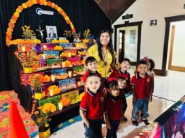 Alumnos de los jardines visitan altar de muertos en Presidencia Municipal