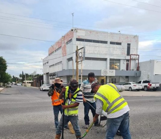Aplican programa de bacheo en calles de la Zona Centro y de la colonia Plan de Guadalupe