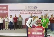 Alcalde entrega tarjetas del programa de Becas Municipales “Contamos Contigo 2023”