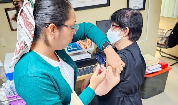 Arranca campaña de vacunación contra la Influenza y Covid en el IMSS (3)