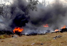 Bomberos sofocan incendio en predio baldío que dejo daños materiales