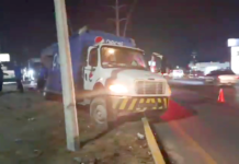 Camión de la Pepsi quedó embancado en libramiento a Monterrey