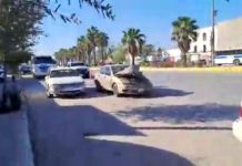 Choca automóvil con unidad del transporte público dejando daños
