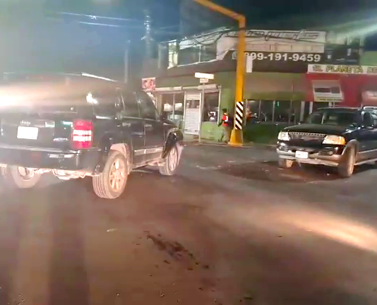 Chocan dos unidades en boulevard Hidalgo dejando solo daños materiales