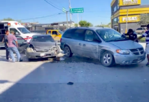 Chocan unidades en concurrida colonia popular dejando un lesionado y daños