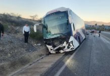 Chocan autobús y unidad dejando un lesionado y daños