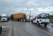 Choca trailer y automóvil dejando daños en carretera a Aldama