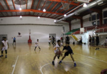 Juegan para donar alimento a los desamparados