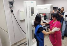 Invitan a mujeres auto explorarse y aplicarse examen contra cáncer de mama