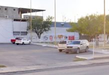 Ratero ocasiona daños en una unidad para robar pertenencias de su víctima