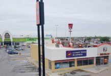 Rateros asaltan a su víctima en estacionamiento de centro comercial