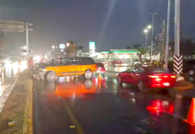 Se impacta camioneta contra anuncio de bandera en boulevard Hidalgo